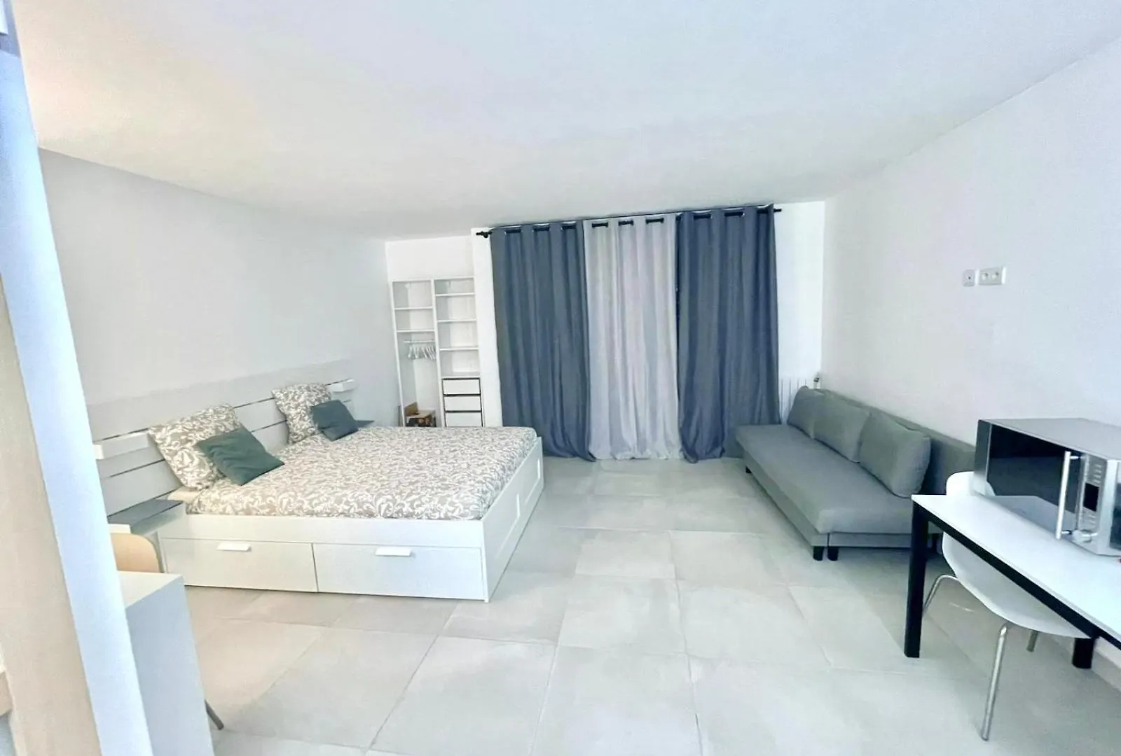 Le Petit Canotier Paris 0*,  France